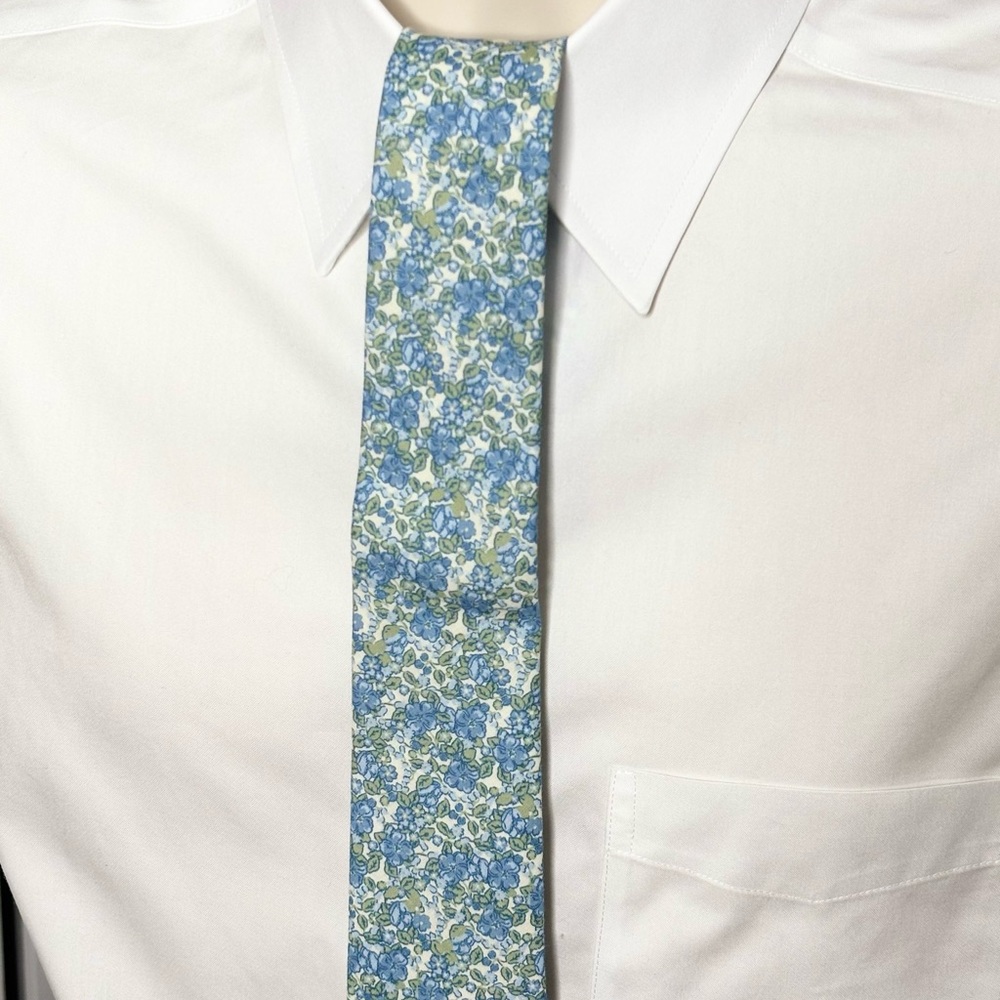 NEW! Class Club Floral Boys Tie - Picture 2 of 2